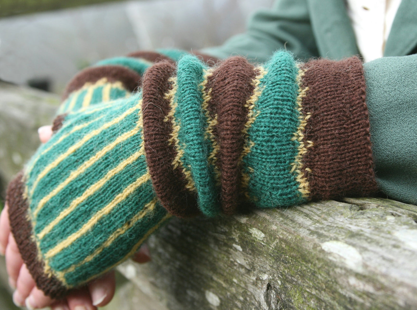 Alconleigh hat and gauntlets